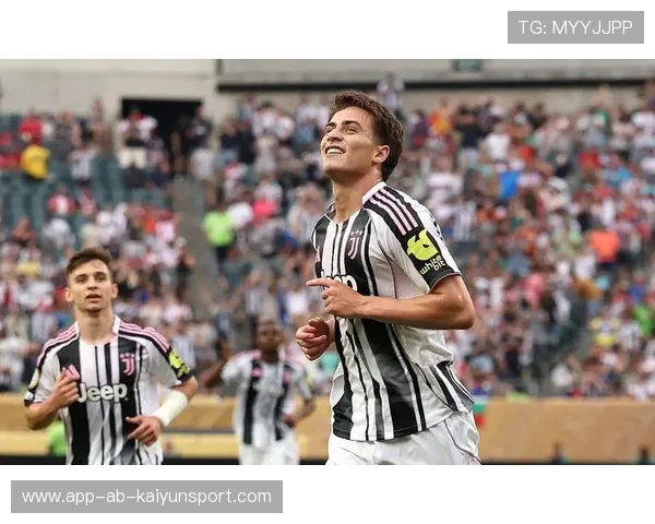 尤文角球二点抢到，远射擦柱而出，尤文足球